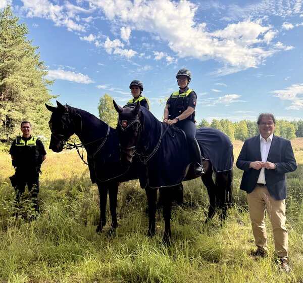 Bild vergr&ouml;&szlig;ern: Landrat Axel Flader (rechts) mit (von links) Polizeihauptkommissar Lars Pietrzik und den Polizeireiterinnen Nadine Seitlinger und Claudia von der Osten-Fabeck