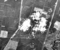 Luftaufnahme des gesprengten Marine-Sperrzeugamtes Starkshorn vom August 1945