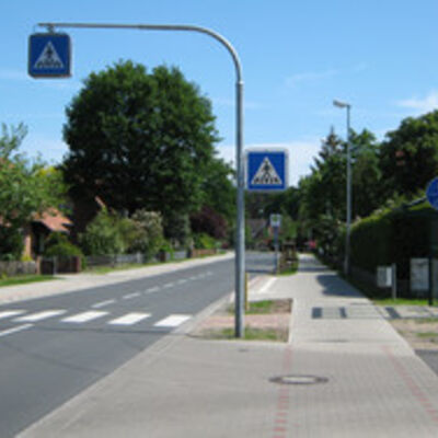 Bild vergrößern: Eine Straßen mit Zebrastreifen